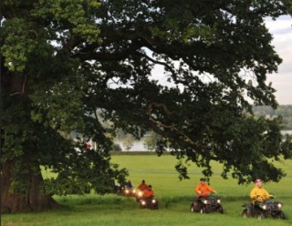  私人财产四轮驱动车远足 